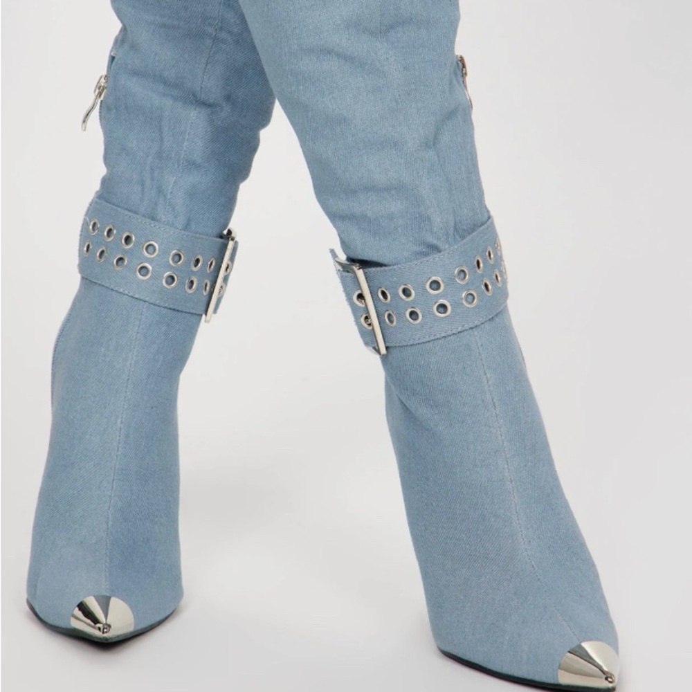Buckle Knee Hight Boots, 4.5 Inch Metal Stiletto Heel
Imported  Size 9